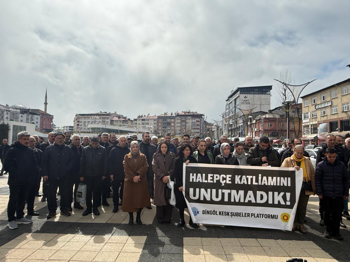 Halepçe Katliamı ile binlerce Kürt sivil kimyasal gazlarla katledildi.

Halepçe, insanlık tarihine kara bir leke olarak geçti. Bu büyük acıyı ve yaşamını yitirenleri saygıyla anıyor; adalet, hafıza ve insanlık için Halepçe’yi unutmayacağımızı bir kez daha vurguluyoruz.

#Halepçe