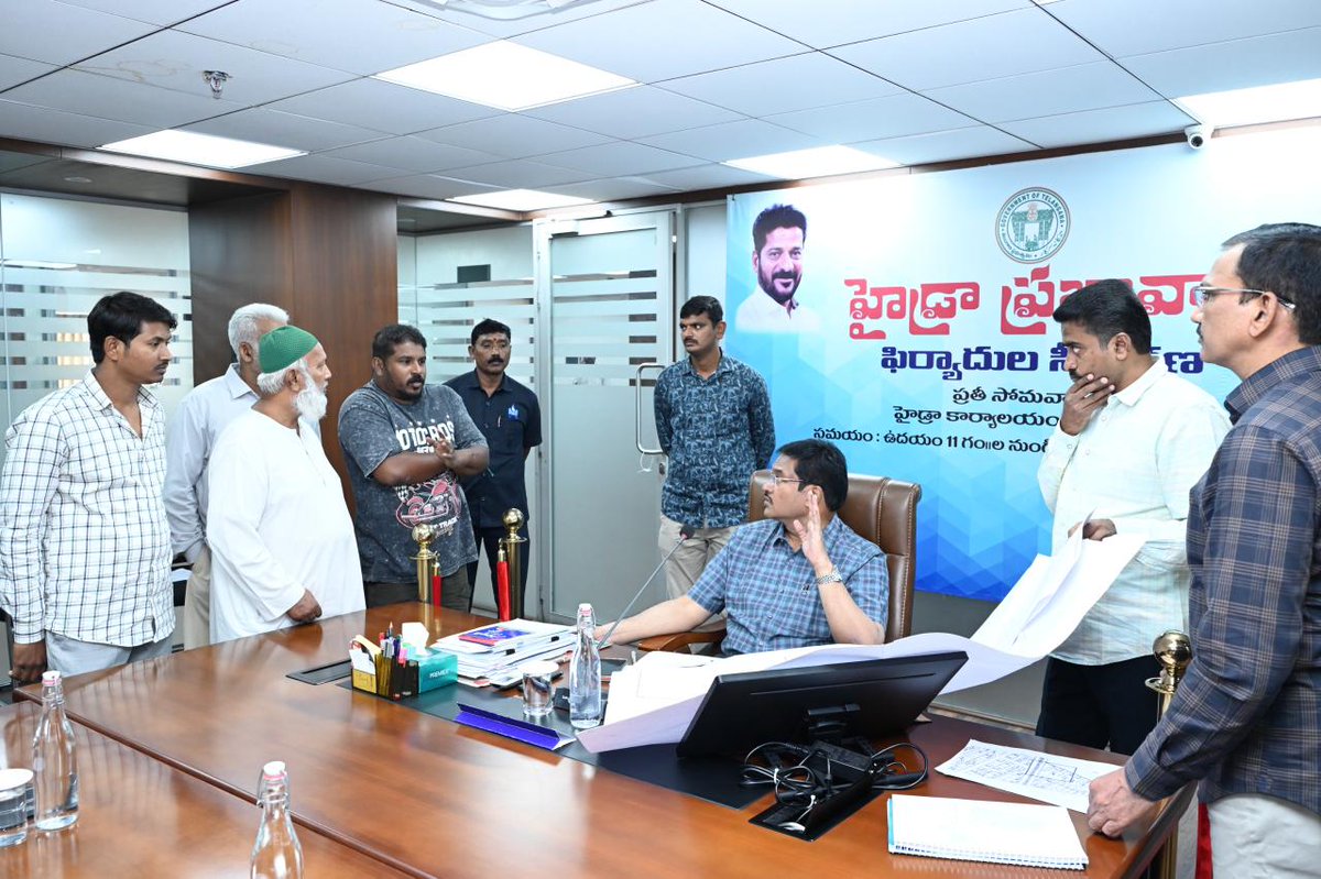 NewsMeter_In's tweet image. #Hyderabad:

Verify all #details before buying #plots or #housesites, warns #HYDRAA after receiving multiple #complaints through #Prajavani.

#Buyers should check #FTL limits of #lakes, #layout approvals, and permissions for #gatedcommunities. 

@Comm_HYDRAA A.V. Ranganath