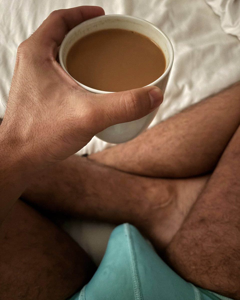 RafaKaxio's tweet photo. Despiertas, ves tu entorno, vas por un café y regresas a cama… para muchos un día de asueto, para mi… un lunes más ☕️ 

#rafakaxio #coffee #morning #mondayvibes #lifestyle https://t.co/Z9sdwvTWbv