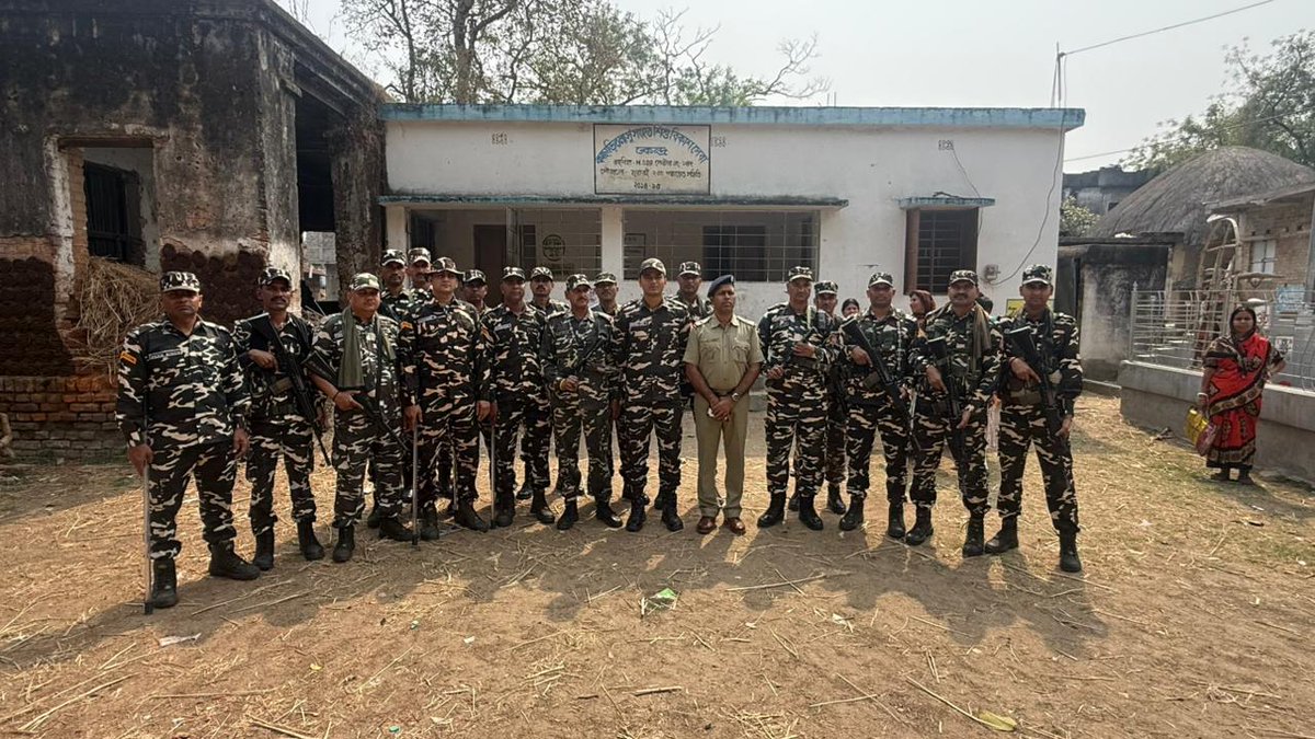 49BnSSB_INDIA's tweet photo. "सुरक्षित चुनाव, हमारा संकल्प! 🇮🇳"
आगामी 'बंगाल चुनाव-26' को शांतिपूर्ण और निष्पक्ष तरीके से संपन्न कराने के लिए 49वीं वाहिनी सशस्त्र सीमा बल, पीलीभीत की चुनाव समवाय बंगाल पुलिस के साथ संयुक्त गश्त की गई।
#SSB #BengalElection2026 #DutyFirst #SafeElections #IndianSecurityForces https://t.co/MO5MiCf2TX