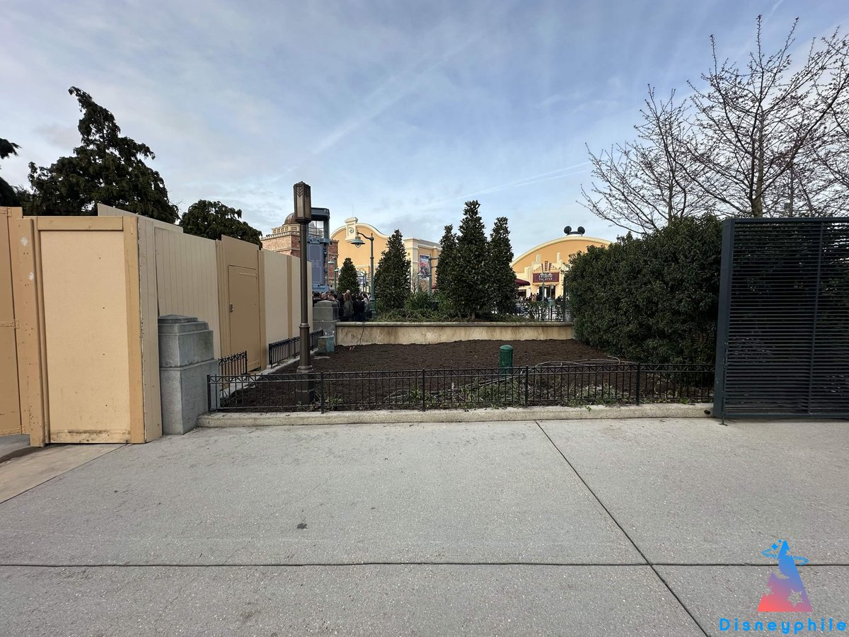🚧 Une partie des palissades ont été ôtées à proximité de l'Hollywood Tower Hotel. Au vu de l'avancement du chantier, la nouvelle portion de file d'attente extérieure couverte devrait être prête au début du printemps.