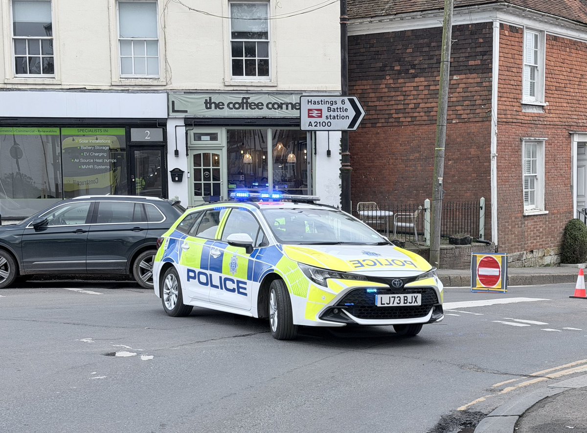 EchoDan11's tweet image. #Battle - Lower Lake off the high street - the road is closed due to incident involving a mobility scooter -  person taken to hospital by air ambulance @SussexTW @brightonargus @EastSussexNews @BBCSussex @bbcsoutheast @HastingsObs