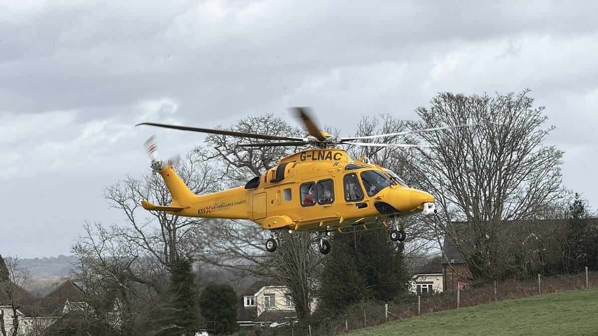 EchoDan11's tweet image. #Battle - Lower Lake off the high street - the road is closed due to incident involving a mobility scooter -  person taken to hospital by air ambulance @SussexTW @brightonargus @EastSussexNews @BBCSussex @bbcsoutheast @HastingsObs