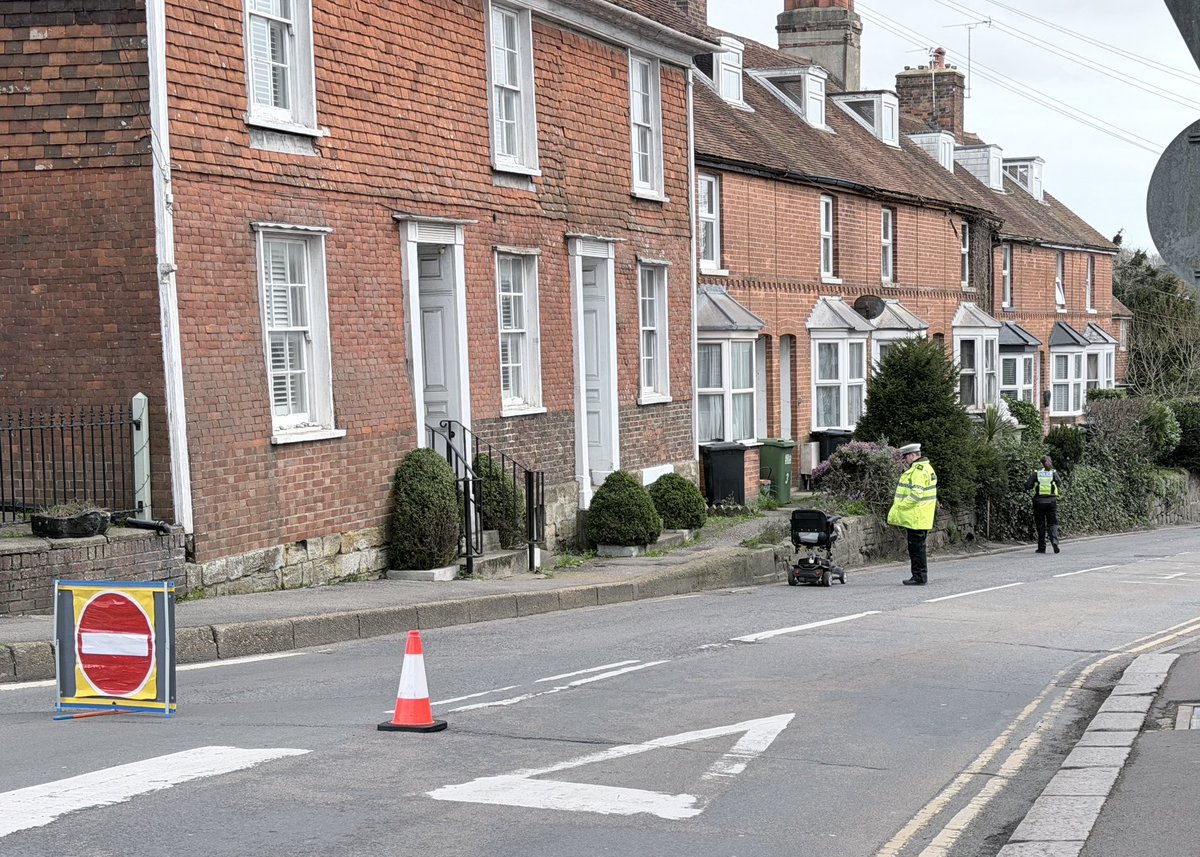 EchoDan11's tweet image. #Battle - Lower Lake off the high street - the road is closed due to incident involving a mobility scooter -  person taken to hospital by air ambulance @SussexTW @brightonargus @EastSussexNews @BBCSussex @bbcsoutheast @HastingsObs