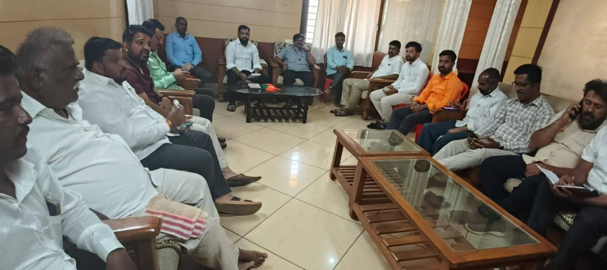 karagi_m's tweet photo. ಇಂದು ಬಿಜೆಪಿ ಬೆಳಗಾವಿ ಗ್ರಾಮಾಂತರ ಜಿಲ್ಲೆಯ ಪ್ರಶಿಕ್ಷಣ ಅಭಿಯಾನ ತಂಡದ ವತಿಯಿಂದ ಬೈಲಹೊಂಗಲ ಮಂಡಲದ ಪ್ರಶಿಕ್ಷಣ ಅಭಿಯಾನದ ಪೂರ್ವಭಾವಿ ಸಭೆಯನ್ನು ನಡೆಸಲಾಯಿತು..

ಈ ಸಂದರ್ಭದಲ್ಲಿ ಜಿಲ್ಲಾ ಪ್ರಶಿಕ್ಷಣ ತಂಡ, ಮಂಡಲ ಅಧ್ಯಕ್ಷರು, ಮಂಡಲ ತಂಡ ಹಾಗೂ ಪದಾಧಿಕಾರಿಗಳು ಉಪಸ್ಥಿತರಿದ್ದರು.

#PanditDeendayalUpadhyay
#BJP4IND 

#BJPKarnataka https://t.co/b0fgczAnvd