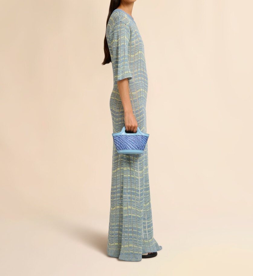 Blue mini bag🩵. Craquez pour ce mini sac à bandoulière en cuir et tissu effet raphia tendance.
#Tgtwittos
