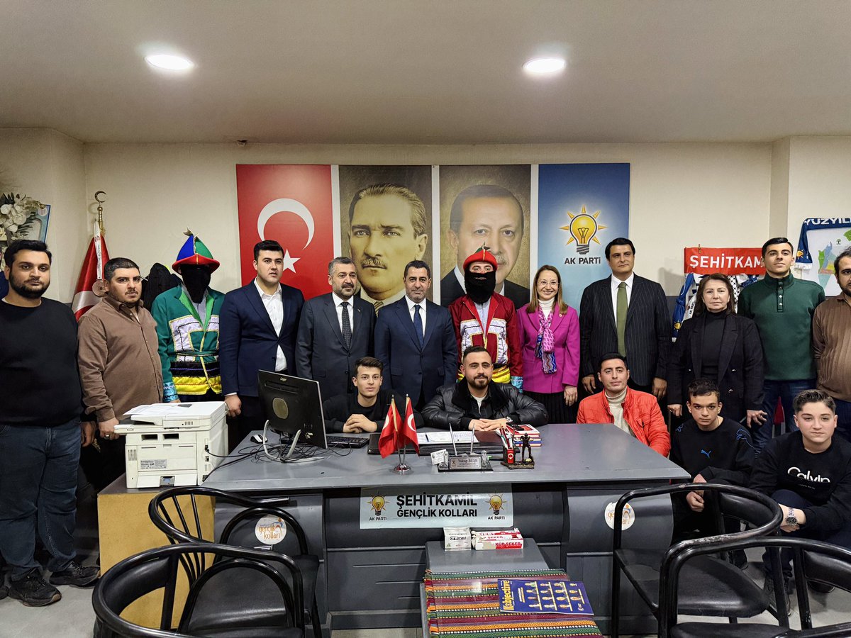📍 ŞEHİTKAMİL

Bayramın bereketi, çocuklarımızın yüzündeki tebessümle çoğalıyor. 🌸
AK Parti Şehitkamil Kadın Kolları Başkanlığımızca düzenlenen “Yetim Çocuklarımıza Bayram Hediyesi” programında minik yüreklerin heyecanına ortak olduk.
Bu anlamlı projeyi hayata geçiren Şehitkamil
