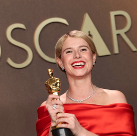 ElchaldeLizz's tweet photo. Continuamos con la noche de los #Oscars2026.
#MejorActriz, Jessie Buckley (Hamnet)
#MejorActor, Michael B. Jordan (Sinners)
#MejorPeliculaAnimacion, Las guerreras K-pop
#MejorCanciónOriginal, Golden-#EJAE, #AudreyNuna, #ReiAmi
#KoreanSingers #OscarAwards #OscarMovies #Winners https://t.co/5tMCY8wtpG
