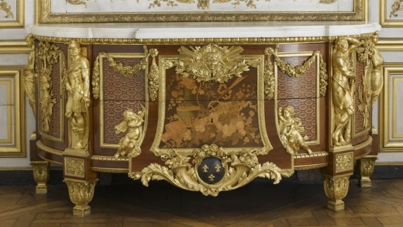 CachauPhilippe's tweet image. En avril, sera inauguré le lit restitué de #LouisXVI à #Versailles. Ici le meuble fabuleux voisin : la #commode par Jean-Henri #Riesener en 1775, acquise par le duc d’Aumale en 1857 et conservée à #Chantilly. Elle sera, hélas, la grande absente de cette belle restitution.