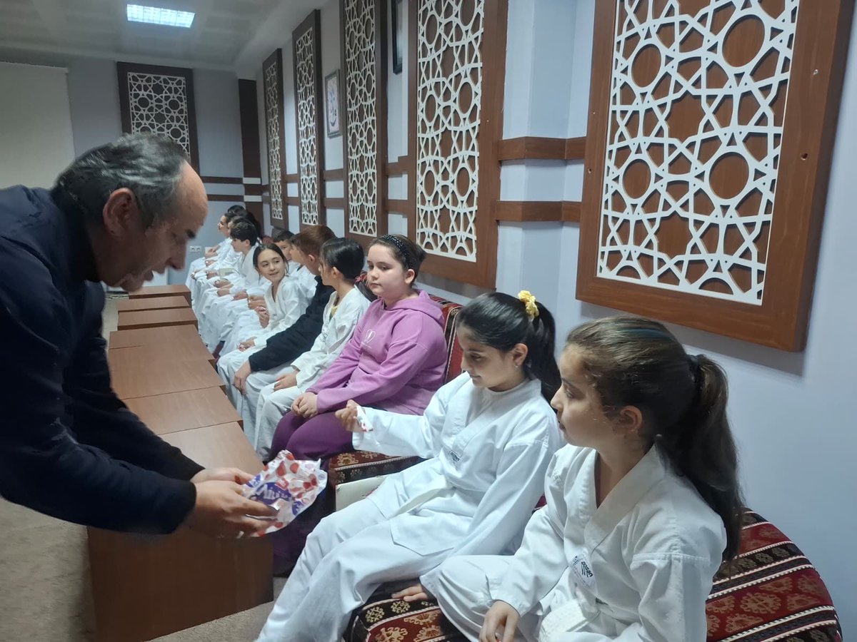 GSB_BafraGM's tweet photo. Kadir Gecesi’nin rahmet ve bereketini hep birlikte yaşadık. 🌙
Gerçekleştirilen programda Kur’an-ı Kerim tilaveti okunup dualar edildi, gönüller aynı duada buluştu. Bu mübarek gecenin tüm insanlığa huzur, birlik ve bereket getirmesini temenni ediyoruz. 🤲✨

#gsbgm #bafragm https://t.co/bsZkoVJmaB