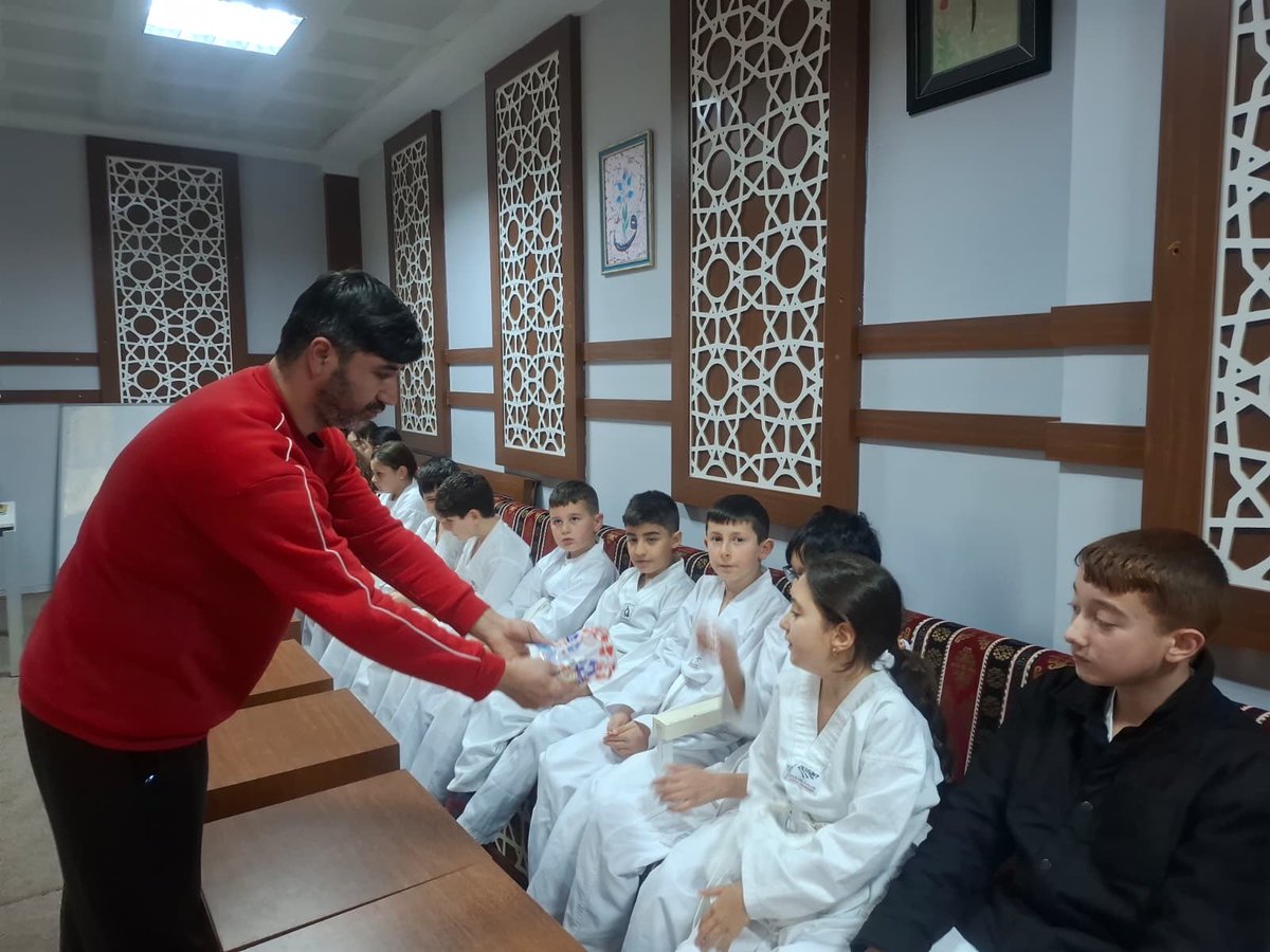 GSB_BafraGM's tweet photo. Kadir Gecesi’nin rahmet ve bereketini hep birlikte yaşadık. 🌙
Gerçekleştirilen programda Kur’an-ı Kerim tilaveti okunup dualar edildi, gönüller aynı duada buluştu. Bu mübarek gecenin tüm insanlığa huzur, birlik ve bereket getirmesini temenni ediyoruz. 🤲✨

#gsbgm #bafragm https://t.co/bsZkoVJmaB