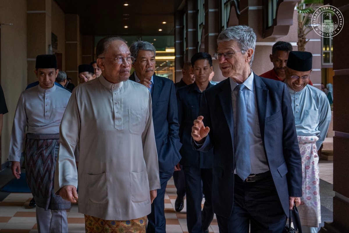 anwaribrahim's tweet photo. Dalam suasana dunia yang terus berantakan akibat konflik dan perseteruan geopolitik, kita tidak boleh membiarkan ketidakadilan dan kezaliman mengheret kita untuk bungkam. Perang yang melanda Asia Barat hari ini yang dicetuskan rejim ganas Israel dan didukung bala tentera Amerika Syarikat, persoalannya tidak lagi berlegar sekitar perihal angka korban dan kemusnahan infrastruktur semata, malah ia mencerminkan kecenderungan yang berbahaya untuk menunduk atau mendominasi ruang wilayah serta pengaruh tanpa menghiraukan aspek kemanusiaan. Mangsa paling besar tentunya wanita, kanak-kanak dan masyarakat yang dipaksa hidup dalam ketakutan, kehilangan dan trauma yang berpanjangan.  

Malaysia mengambil pendirian yang jelas dan berprinsip yakni mendesak dihentikan segera keganasan, meredakan ketegangan serta menghidupkan kembali saluran diplomasi yang berpaksi pada undang-undang antarabangsa dan penghormatan terhadap maruah manusia. 

Maka, dalam kerangka inilah Forum Ilmuwan Malaysia MADANI pada hari ini menjadi wahana penting untuk menilai secara adil cabaran geopolitik yang merundung dunia. Saya juga berbesar hati tatkala menyambut kehadiran Profesor Jeffrey Sachs sebagai pembicara undangan, seorang ilmuwan dan juga sahabat yang telah sekian lama menekuni persoalan pembangunan, kemiskinan dan tatanan dunia (world order). Mudah-mudahan wacana ilmiah seperti ini akan terus menyemarak ruang pemikiran yang berani, adil dan berprinsip dalam usaha dan upaya kita mempertahankan ‘reason’ dan martabat kemanusiaan sejagat. Terima kasih setingginya kepada Kementerian Pengajian Tinggi, Kementerian Luar dan Sunway University dalam mengelola forum pada hari ini. 

#MalaysiaMADANI 
#MADANIbekerja 
#RancakkanMADANI