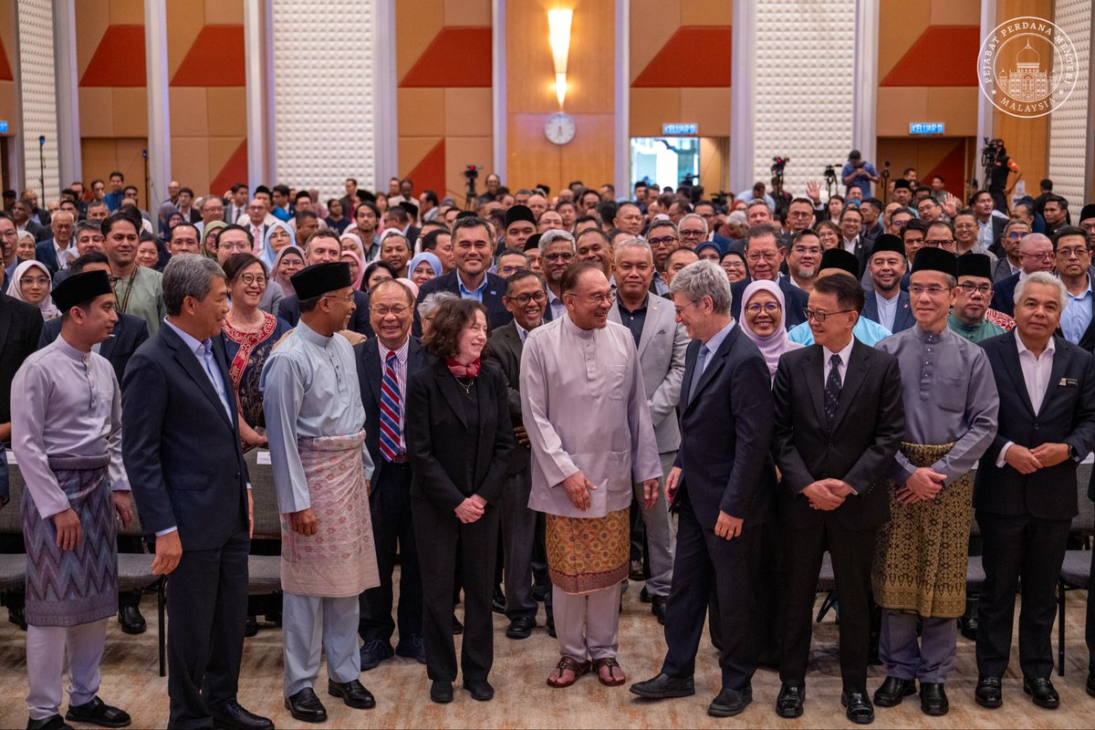 anwaribrahim's tweet photo. Dalam suasana dunia yang terus berantakan akibat konflik dan perseteruan geopolitik, kita tidak boleh membiarkan ketidakadilan dan kezaliman mengheret kita untuk bungkam. Perang yang melanda Asia Barat hari ini yang dicetuskan rejim ganas Israel dan didukung bala tentera Amerika Syarikat, persoalannya tidak lagi berlegar sekitar perihal angka korban dan kemusnahan infrastruktur semata, malah ia mencerminkan kecenderungan yang berbahaya untuk menunduk atau mendominasi ruang wilayah serta pengaruh tanpa menghiraukan aspek kemanusiaan. Mangsa paling besar tentunya wanita, kanak-kanak dan masyarakat yang dipaksa hidup dalam ketakutan, kehilangan dan trauma yang berpanjangan.  

Malaysia mengambil pendirian yang jelas dan berprinsip yakni mendesak dihentikan segera keganasan, meredakan ketegangan serta menghidupkan kembali saluran diplomasi yang berpaksi pada undang-undang antarabangsa dan penghormatan terhadap maruah manusia. 

Maka, dalam kerangka inilah Forum Ilmuwan Malaysia MADANI pada hari ini menjadi wahana penting untuk menilai secara adil cabaran geopolitik yang merundung dunia. Saya juga berbesar hati tatkala menyambut kehadiran Profesor Jeffrey Sachs sebagai pembicara undangan, seorang ilmuwan dan juga sahabat yang telah sekian lama menekuni persoalan pembangunan, kemiskinan dan tatanan dunia (world order). Mudah-mudahan wacana ilmiah seperti ini akan terus menyemarak ruang pemikiran yang berani, adil dan berprinsip dalam usaha dan upaya kita mempertahankan ‘reason’ dan martabat kemanusiaan sejagat. Terima kasih setingginya kepada Kementerian Pengajian Tinggi, Kementerian Luar dan Sunway University dalam mengelola forum pada hari ini. 

#MalaysiaMADANI 
#MADANIbekerja 
#RancakkanMADANI