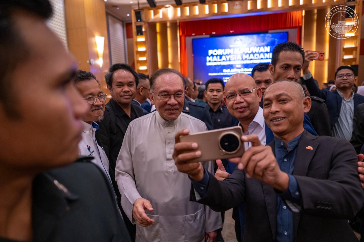 anwaribrahim's tweet photo. Dalam suasana dunia yang terus berantakan akibat konflik dan perseteruan geopolitik, kita tidak boleh membiarkan ketidakadilan dan kezaliman mengheret kita untuk bungkam. Perang yang melanda Asia Barat hari ini yang dicetuskan rejim ganas Israel dan didukung bala tentera Amerika Syarikat, persoalannya tidak lagi berlegar sekitar perihal angka korban dan kemusnahan infrastruktur semata, malah ia mencerminkan kecenderungan yang berbahaya untuk menunduk atau mendominasi ruang wilayah serta pengaruh tanpa menghiraukan aspek kemanusiaan. Mangsa paling besar tentunya wanita, kanak-kanak dan masyarakat yang dipaksa hidup dalam ketakutan, kehilangan dan trauma yang berpanjangan.  

Malaysia mengambil pendirian yang jelas dan berprinsip yakni mendesak dihentikan segera keganasan, meredakan ketegangan serta menghidupkan kembali saluran diplomasi yang berpaksi pada undang-undang antarabangsa dan penghormatan terhadap maruah manusia. 

Maka, dalam kerangka inilah Forum Ilmuwan Malaysia MADANI pada hari ini menjadi wahana penting untuk menilai secara adil cabaran geopolitik yang merundung dunia. Saya juga berbesar hati tatkala menyambut kehadiran Profesor Jeffrey Sachs sebagai pembicara undangan, seorang ilmuwan dan juga sahabat yang telah sekian lama menekuni persoalan pembangunan, kemiskinan dan tatanan dunia (world order). Mudah-mudahan wacana ilmiah seperti ini akan terus menyemarak ruang pemikiran yang berani, adil dan berprinsip dalam usaha dan upaya kita mempertahankan ‘reason’ dan martabat kemanusiaan sejagat. Terima kasih setingginya kepada Kementerian Pengajian Tinggi, Kementerian Luar dan Sunway University dalam mengelola forum pada hari ini. 

#MalaysiaMADANI 
#MADANIbekerja 
#RancakkanMADANI