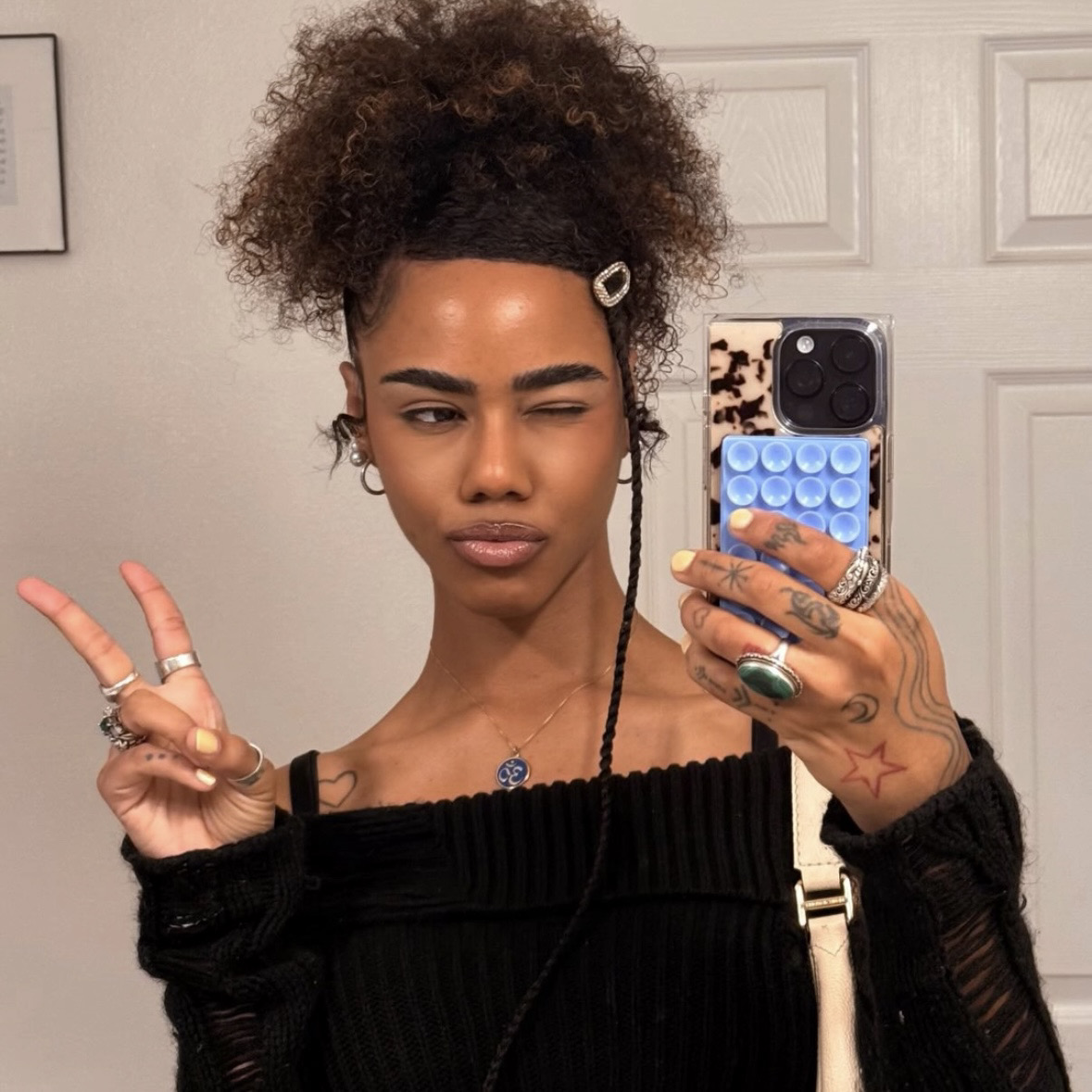 Classic meets Cool 🖤 Babe <a href="/royalrcarter/">RoyalRCarter</a> w/ our SQUARE® Blonde Tortoise Shell case!! If you’ve got it…#FLAUNTit #ProtectinStyle #FLAUNTcases