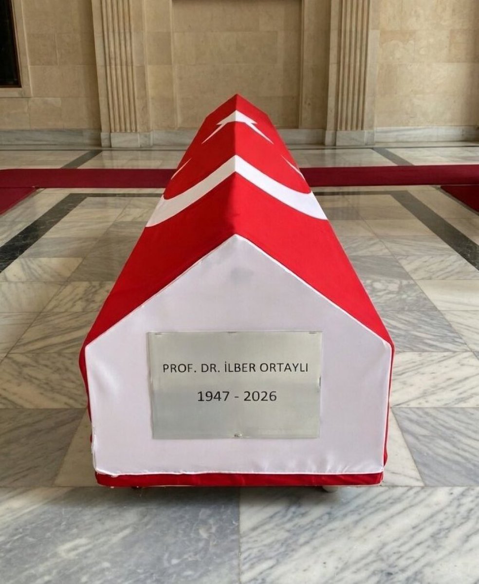 🇹🇷...İyi bilirdik...🇹🇷

“Mütebahhir târihçiye du'â
Doğu-Batı’yı bilene du'â
Bir kalem çıkub söyledi târih
Rahmetli Ortaylı Bey’e du'â”

📌Merhum Prof. Dr. İlber Ortaylı’nın Aziz Hatırasına
Tarih Düşüren: Prof. Dr. Mustafa Kara
Levha: Hattat Mahmut Şahin