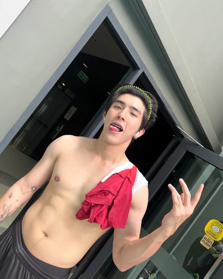 marucchiPL's tweet photo. Idk why but I suddenly missed shirtless Boom so there you go 🤣
#BXXMRVW #RVW #BoomRaveewit #BETUS https://t.co/TmkXJ5JTdF