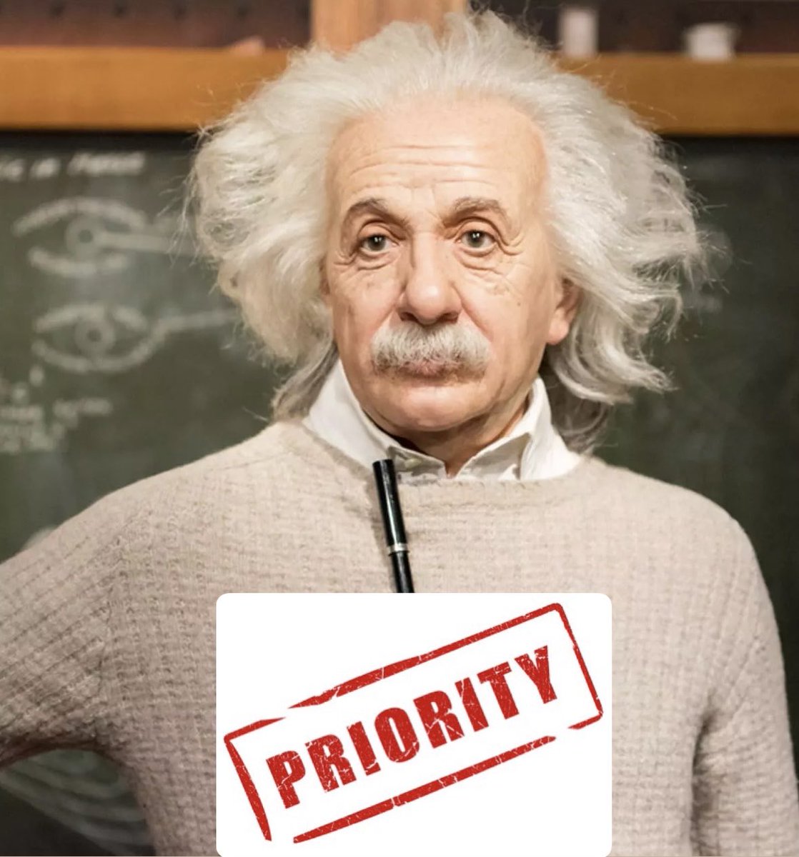فلتر أنشتاين في القيادة  Einstein Filter

"إدارة الأولويات لا إدارة كل شيء". فكرة مستلهمة من منهج التفكير لدى أنشتاين.

 ليس كل ما يصل إلى القائد يستحق التفاعل معه.
القائد الفعّال يمرّر المعلومات عبر ثلاثة أسئلة:
هل هذا مهم؟ هل هو صحيح؟ هل يستحق وقت الفريق؟

بهذا "الفلتر" يركّز