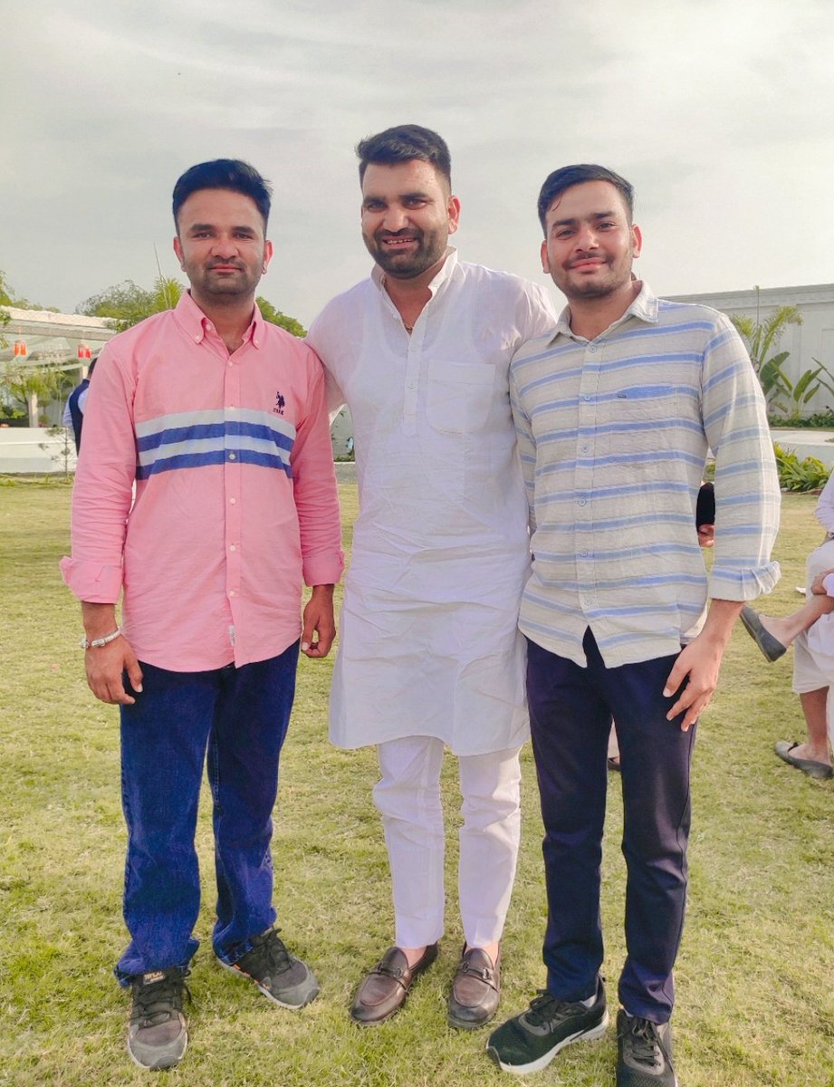 धूल चाहे कितनी भी ऊँची चली जाए
मगर कभी आसमान को गंदा नहीं कर सकती!
<a href="/ShivprakashGjr/">Shivprakash Gurjar 🇮🇳</a>
<a href="/INCchetanchotya/">Chetan Chotiya Sarpanch</a>