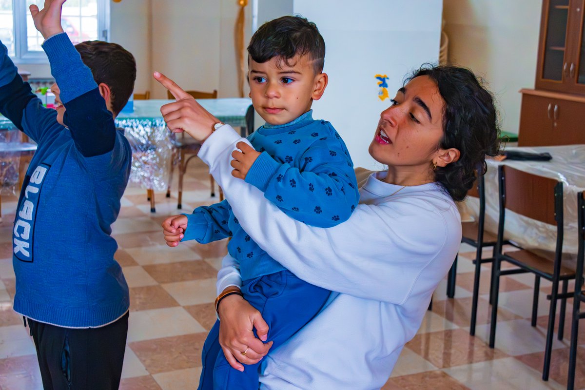 SOSCdOrient's tweet photo. #UrgenceLiban - Au monastère Saint-Sauveur, les volontaires jouent avec les enfants déplacés du sud du Liban.

« Donner des denrées alimentaires et des produits de première nécessité est nécessaire, mais les jeux avec ces enfants leur apportent une joie qui ne coûte rien.
Dès notre arrivée, certains nous reconnaissent. Les plus grands viennent discuter avec nous tandis que les plus jeunes vont chercher un ballon et réfléchissent déjà aux jeux qu'ils voudront faire : chaises musicales, jeux de balle, frisbee, relais... Ces enfants débordent d'une joie simple, faisant oublier momentanément les épreuves traversées. Sans s'en rendre compte, ils partagent un vrai message de foi et d'espérance.
Le rendez-vous est donné pour la semaine prochaine, et en attendant, les donations se poursuivent. En deux semaines, plus d'un million de libanais ont été contraint de quitter leur maison. »

❤️ Avec 40€, vous offrez un colis alimentaire à une famille déplacée. Faites un don : https://t.co/GbeQvgwuYj