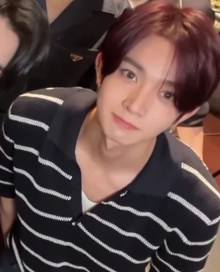 เอนจีนมาโพสว่าลีฮีซึงน่ารักจัง ขอกัดแก้มหน่อยได้ม้าย น้องมาตอบว่า ‘อึ่ย ถ้าแก้มมันทะลุ เมล็ดทานตะวันมันจะไหลออกมานะ ช่วงนี้อากาศหนาวเลยต้องตุนสะสมไว้น่ะ’ เขาน่ารักมากกกกก ㅠㅠㅠㅠ แฮมเต้อของเอนจีนจิง ๆ น้า 🐹🫳🏻