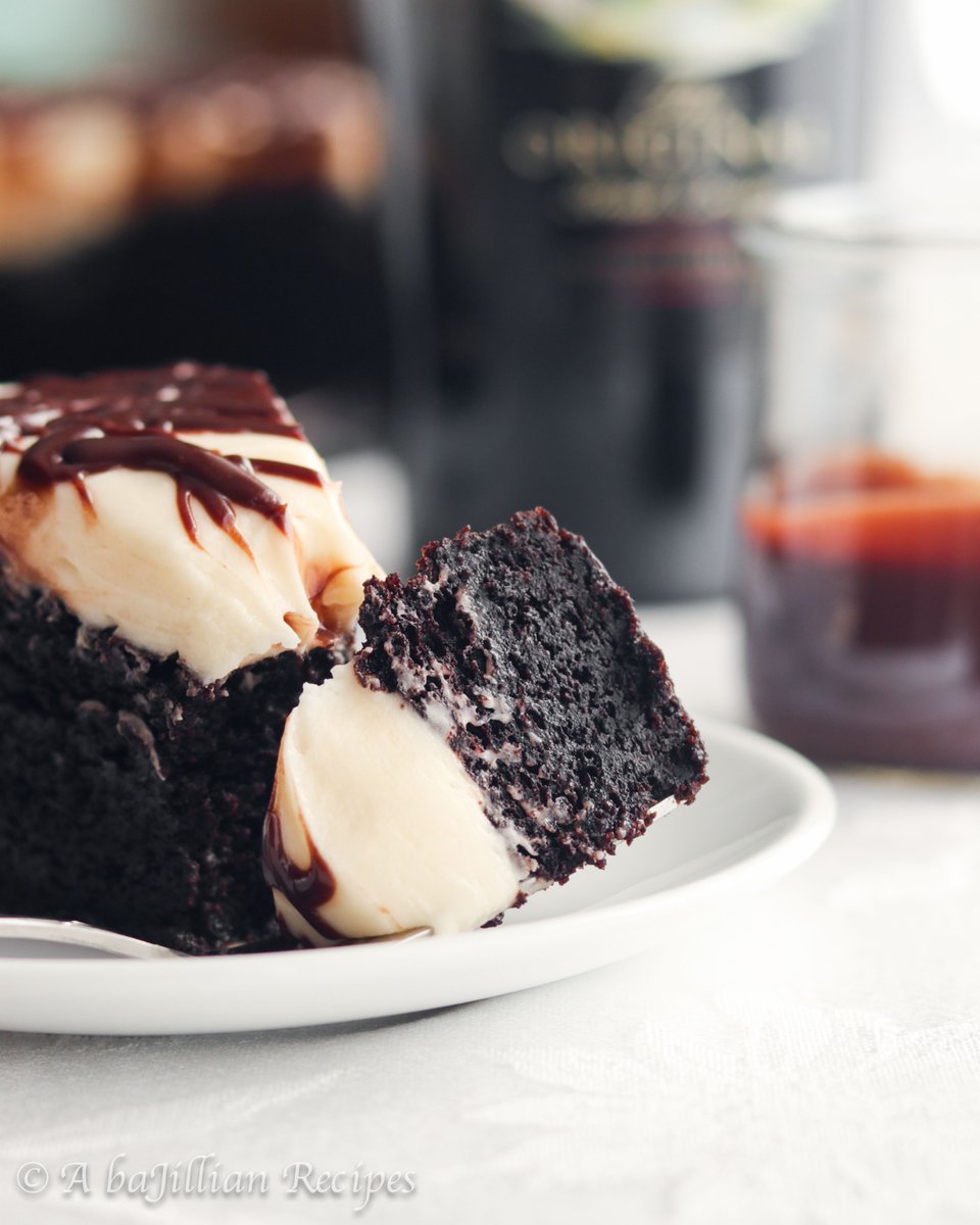 baJillianRecipe's tweet photo. CHOCOLATE IRISH CREAM CAKE - Moist and exceptionally chocolatey, this cake is infused with Irish Cream, slathered in Irish Cream cream cheese frosting, and drizzled in silky chocolate ganache! #StPatricksDay #BaileysIrishCream #ChocolateCake RECIPE: https://t.co/4QeLjlUyLw https://t.co/0wIrbxDRM1