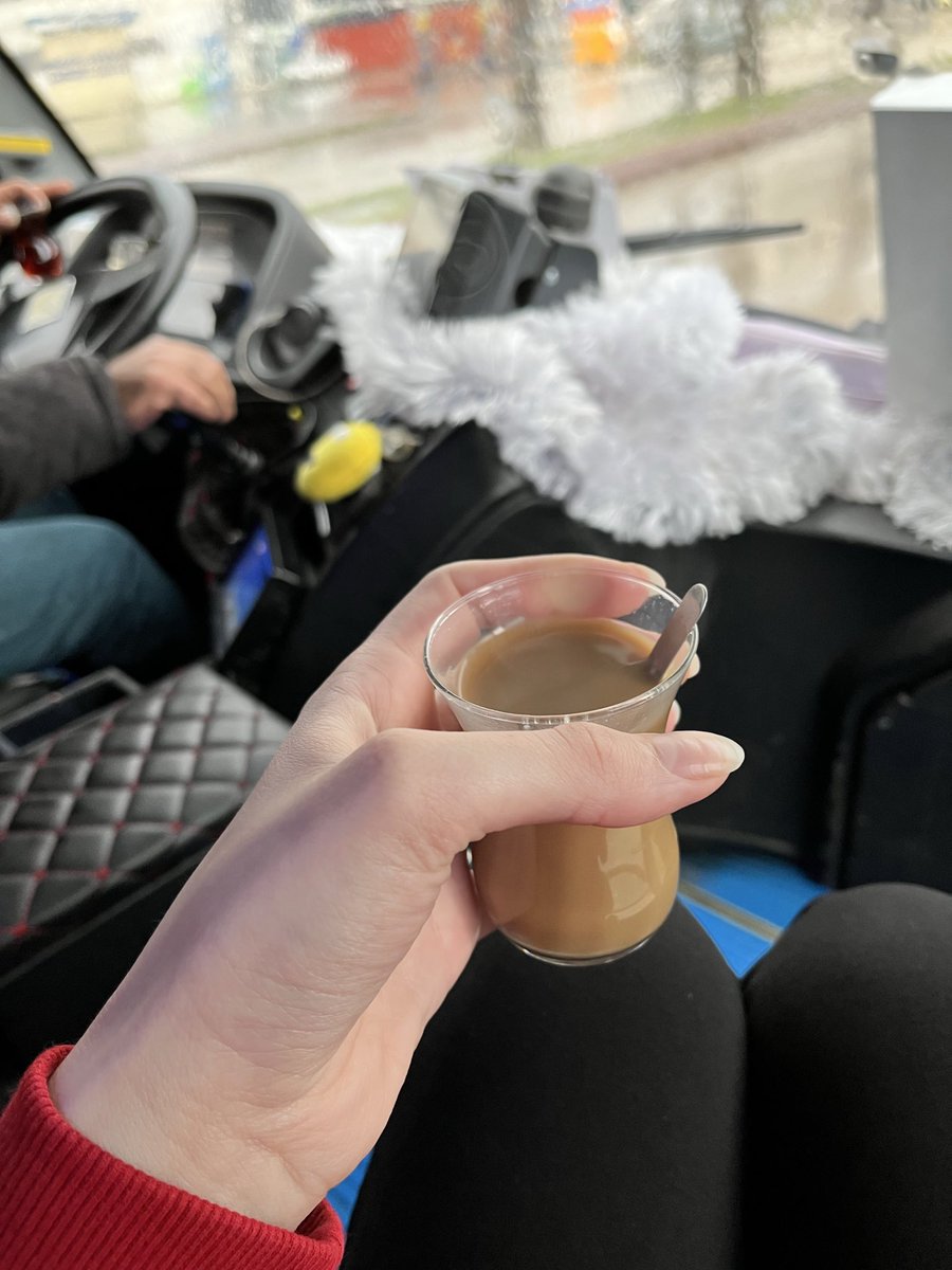 Diğer şehirlerde dolmuşçuyla “müsait bir yerde” kavgası edersin Adana’da çay mı?kahve mi?diye istişare edersin gerçek bir VIP hizmet 01 plakasında gizli.😁