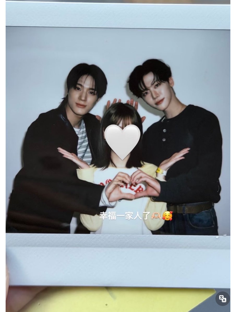 AKU IRI AKU BILANGGG HIKSSSSS MAU JUGA DIAPIT JENO JAEMIN 😭😭😭😭 mana captionnya happy family pula😭😭😭😭