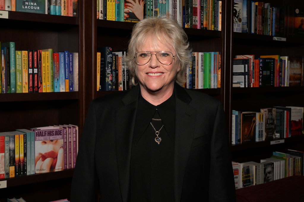 CreativeScreen's tweet image. How do you stay relevant in a competitive industry? #LizSarnoff shares her secrets: curiosity, collaboration, and never settling for easy answers. Find out how she's shaped some of TV's most unforgettable stories. #CareerDevelopment 🎬 #TVWriting tinyurl.com/y7brf22u