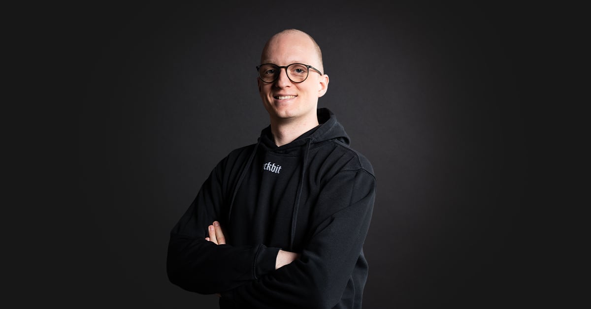 Fullstack Human mit Faible für Struktur: Willkommen, Jan-Luca! 🎉 
Als Technical Solutions Lead sorgt er für effizientere Teams und stabilere Shops. Fun Fact: Spricht Japanisch, liebt Speiseeis. 🍦

👉 bit.ly/47jMwaQ

#Blackbit #TeamZuwachs #DevLife