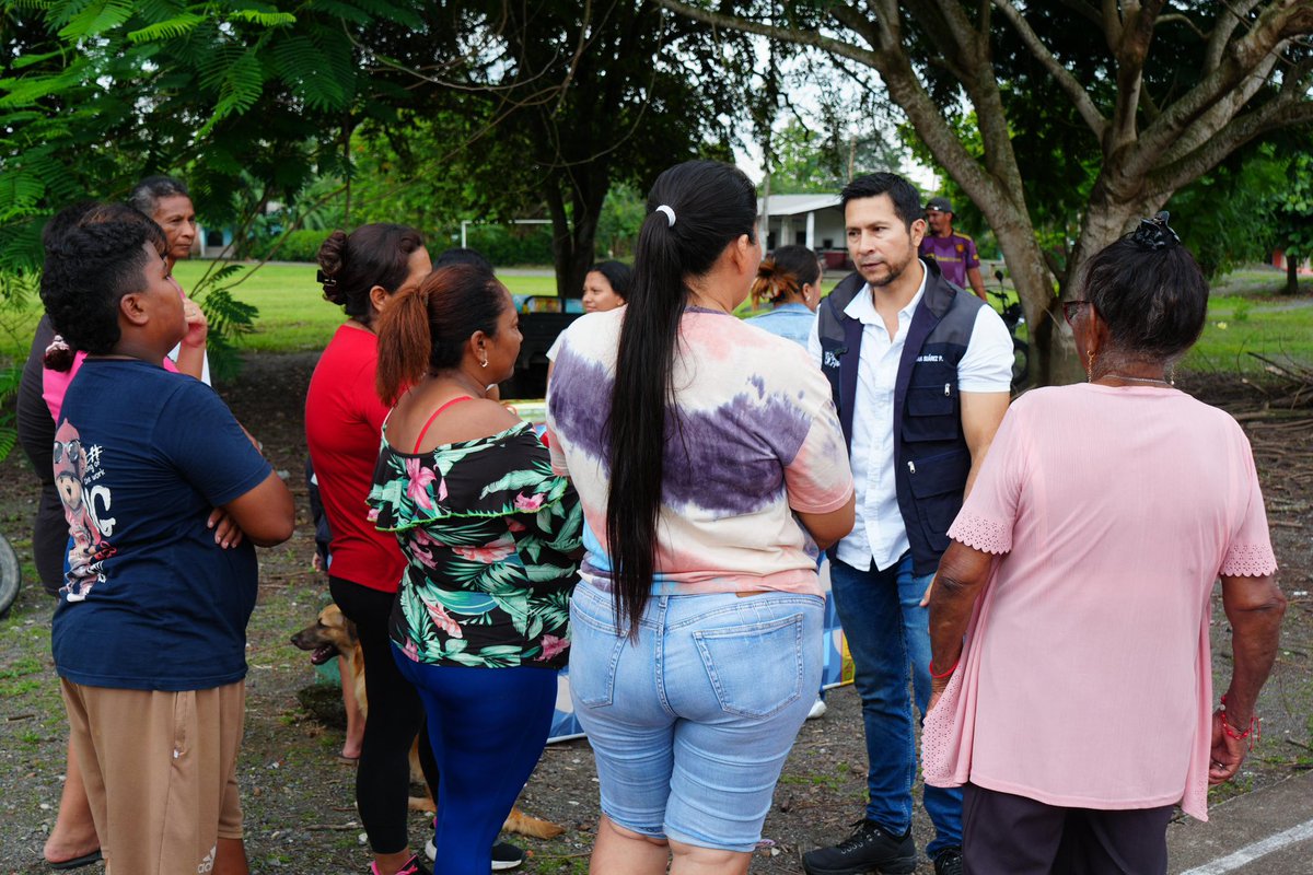 AlcalNaranjito's tweet photo. Tras las fuertes lluvias que afectó a la zona rural del cantón, la Alcaldía de Naranjito, en coordinación con la Secretaría Nacional de Gestión de Riesgos, realizó la entrega de asistencia humanitaria a familias del recinto La Unión, brindando apoyo en estos momentos difíciles. https://t.co/R2tOUzUi5v