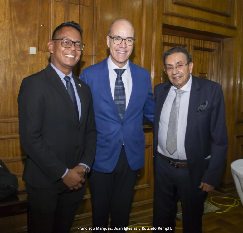 LaRazon_Bolivia's tweet photo. #Sociales | En un acto realizado en el Círculo de la Unión, la Embajada de República Dominicana presentó oficialmente el Consejo Empresarial Boliviano-Dominicano, una nueva instancia destinada a impulsar la cooperación económica, promover inversiones y fortalecer los lazos comerciales entre ambos países, con la participación de autoridades diplomáticas, empresarios e invitados especiales en La Paz.

#larazóndigital #Economía #LaPaz #Bolivia #RepúblicaDominicana