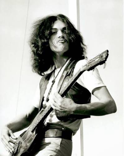 RockOthers's tweet photo. #AlmanaccoRock by @FabioLisci
#OnThisDay #AndyFraser
16 marzo 2015 – Muore Andy Fraser, bassista dei Free
Andy Fraser muore a 62 anni nella sua casa in California. Bassista e compositore dei Free, aveva contribuito a scrivere uno dei brani simbolo dell’hard rock britannico, “All Right Now”. Entrato nei Free a soli 15 anni, portò nel gruppo un basso essenziale e melodico, decisivo per l’equilibrio sonoro della band accanto alla voce di Paul Rodgers e alla chitarra di Paul Kossoff.Dopo lo scioglimento dei Free proseguì tra progetti musicali e scrittura di canzoni per altri artisti. Con la sua linea di basso su “All Right Now” firmò uno dei riff più riconoscibili della storia del rock.