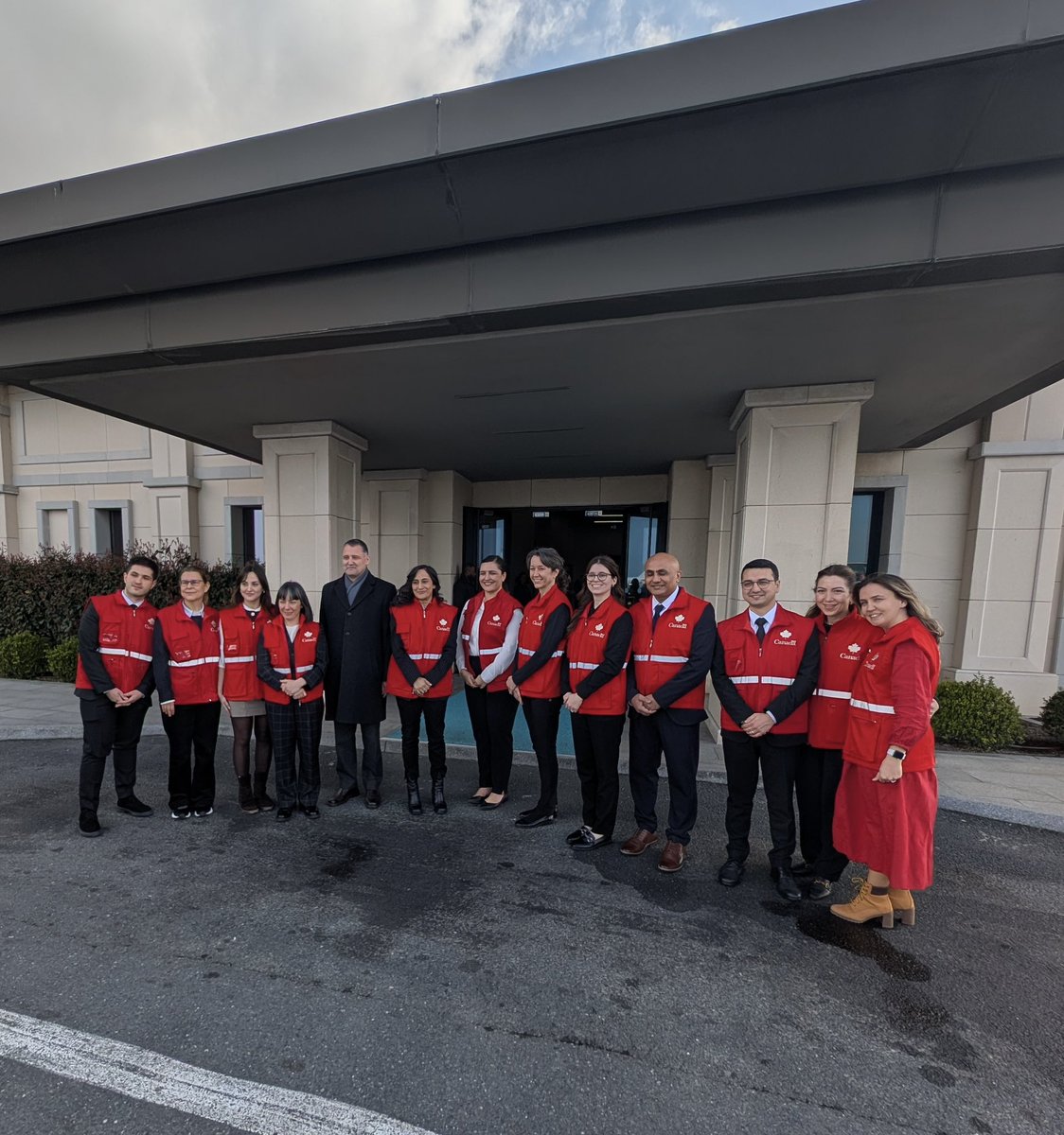 VoyageGdC's tweet photo. La ministre Anand a rencontré l’équipe à #Istanbul pour les remercier de leur dévouement et de leur travail acharné. https://t.co/P4UH6FULVV