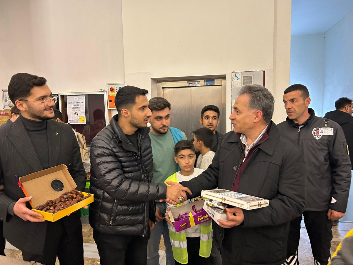 turgaysengonul's tweet photo. 📍İNÖNÜ ÜNİVERSİTESİ

Ülkü Ocakları Malatya İl Başkanlığı Üniversite Birimimiz tarafından Mübarek Kadir Gecesi dolayısıyla İnönü Üniversitesinde teravih namazı sonrası vatandaşlarımıza Tesbih, namazlık ve Yasin-i Şerif hediye edildi. 

Bu vesileyle Tüm Türk-İslam aleminin bin aydan daha hayırlı olan Kadir Gecesi’ni kutluyoruz.

@ayyildirim1