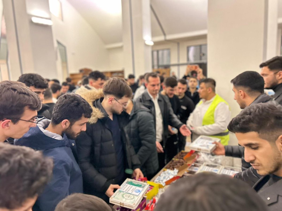 turgaysengonul's tweet photo. 📍İNÖNÜ ÜNİVERSİTESİ

Ülkü Ocakları Malatya İl Başkanlığı Üniversite Birimimiz tarafından Mübarek Kadir Gecesi dolayısıyla İnönü Üniversitesinde teravih namazı sonrası vatandaşlarımıza Tesbih, namazlık ve Yasin-i Şerif hediye edildi. 

Bu vesileyle Tüm Türk-İslam aleminin bin aydan daha hayırlı olan Kadir Gecesi’ni kutluyoruz.

@ayyildirim1