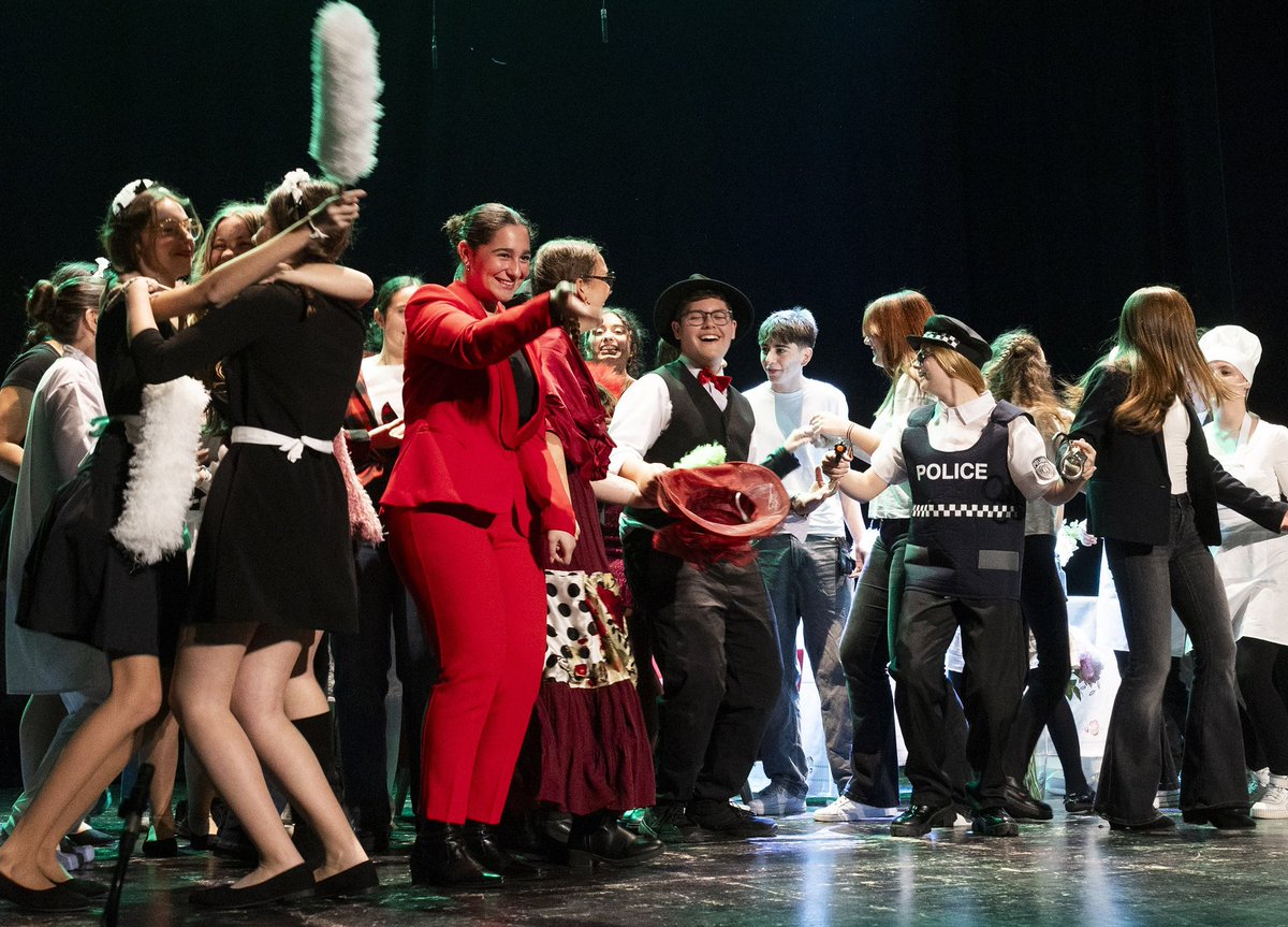 MariaLopezJ_'s tweet photo. 🎭 Imágenes de la obra ‘Hotel Calloway’, inspirada en ‘La Ratonera’ de Agatha Christie.

🎬 Dirección y guion: María López Jorge
💃🏻Alumnos de Artes Escénicas
📽️ FP Imagen y Sonido IES Vila-roja
📸 Carme Ripollés 
🎙️Luces y sonido: Rubén, Josué y Eleonora | Casa de la Cultura https://t.co/sqP3nRcMdp