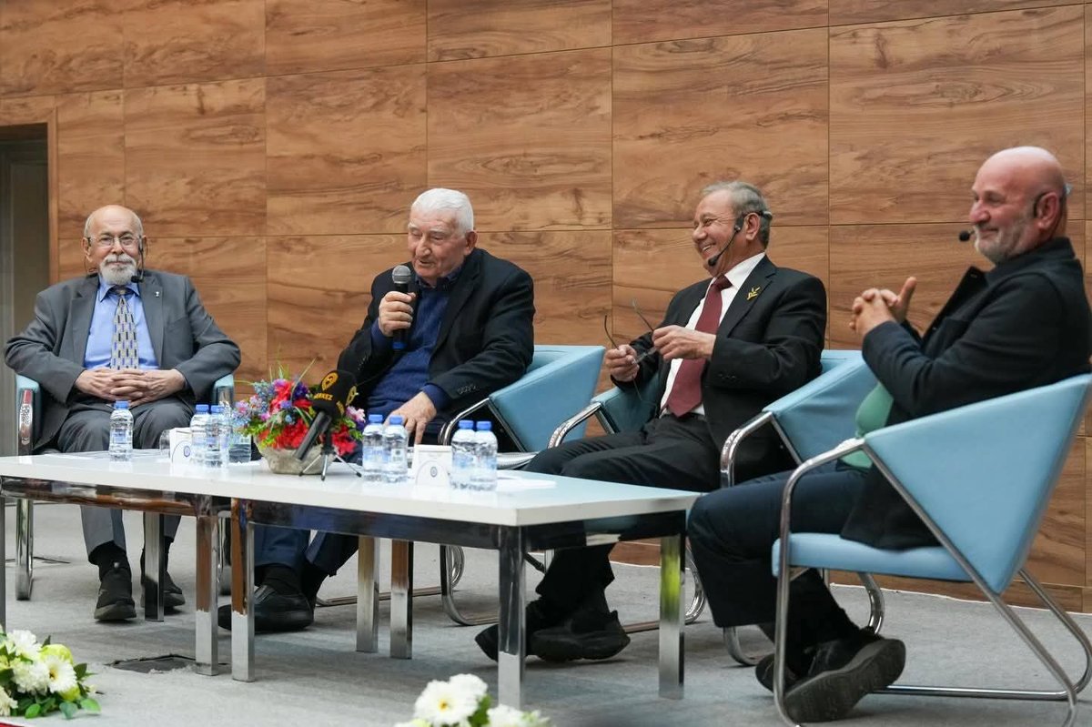 KİMİ TOPRAĞA GÖMÜLÜR
KİMİ YÜREKLERE
Ege ve Akdeniz'in dalgalarının kucaklaştığı, güneşin tanrılarla göz göze geldiği topraklarda bir ozan doğmustu.
Adı Şadan’dı.
Gökova’nın kadim rüzgârları onun kaderini daha beşikteyken fısıldamış, Anadolu’nun binlerce yıllık hafızası, taşların