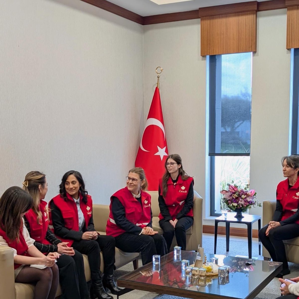 VoyageGdC's tweet photo. La ministre Anand a rencontré l’équipe à #Istanbul pour les remercier de leur dévouement et de leur travail acharné. https://t.co/P4UH6FULVV