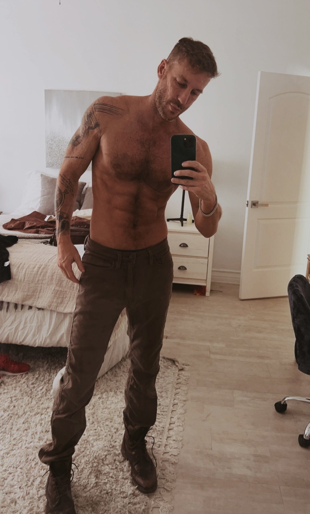 On set with mainstream shoots all week. Follow my life here.. https://t.co/sZ8qWnfezQ https://t.co/czloWwzImA