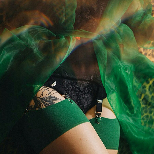 Necesito esa puerta que me dabas
para entrar a tu mundo, ese trocito
de azúcar verde, de redondo alegre.

Julio Cortázar.