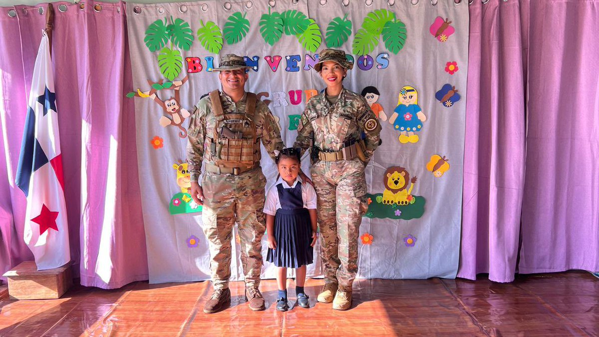 aeronavalpanama's tweet image. #PlanFirmeza | Personal de la Tercera Región #Aeronaval, dio inicio a las clases del programa #GREAT, dirigida a estudiantes de 4°, 5° y 6° grado, en el Centro Educativo Básico General La Palma, en la provincia de #Colón.

#AeronavalTeCuida
#SomosMuchoMás