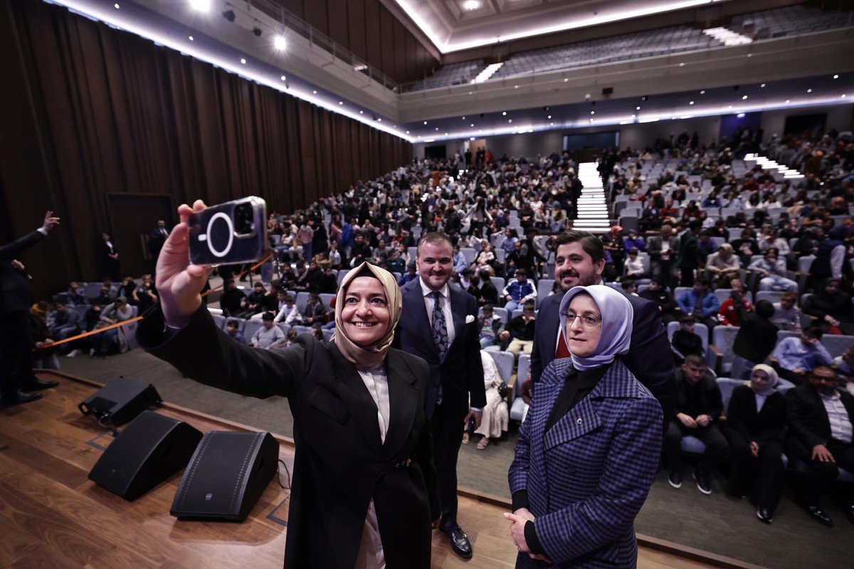 Korkutataserkan's tweet photo. Bugün Genel Merkezimizde “Çocuk gülerse dünya güler” diyerek yetimlerimizle gönül soframızda buluştuk.
Genel başkan Yardımcımız,Sosyal Politikalar Başkanımız @drbetulsayan  ve Ankara Milletvekilimiz @selvacam 'ın katılımlarıyla, çocukların tebessümünde umudu bir kez daha gördük.
Bir çocuğun yüzündeki gülümseme, dünyanın en güzel duasıdır.
Çocuk gülerse gerçekten dünya güler.