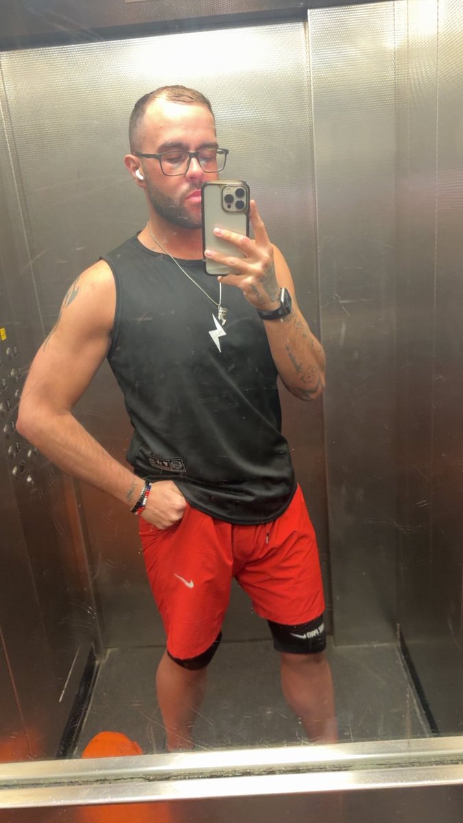 Gav4Hollanov's tweet image. Personal post for a change ! As someone who is actively changing their body for the better when I see photos like this I know my hard work is paying off ! #Hardworkpaysoff #Weightloss #Weightlossmotivation