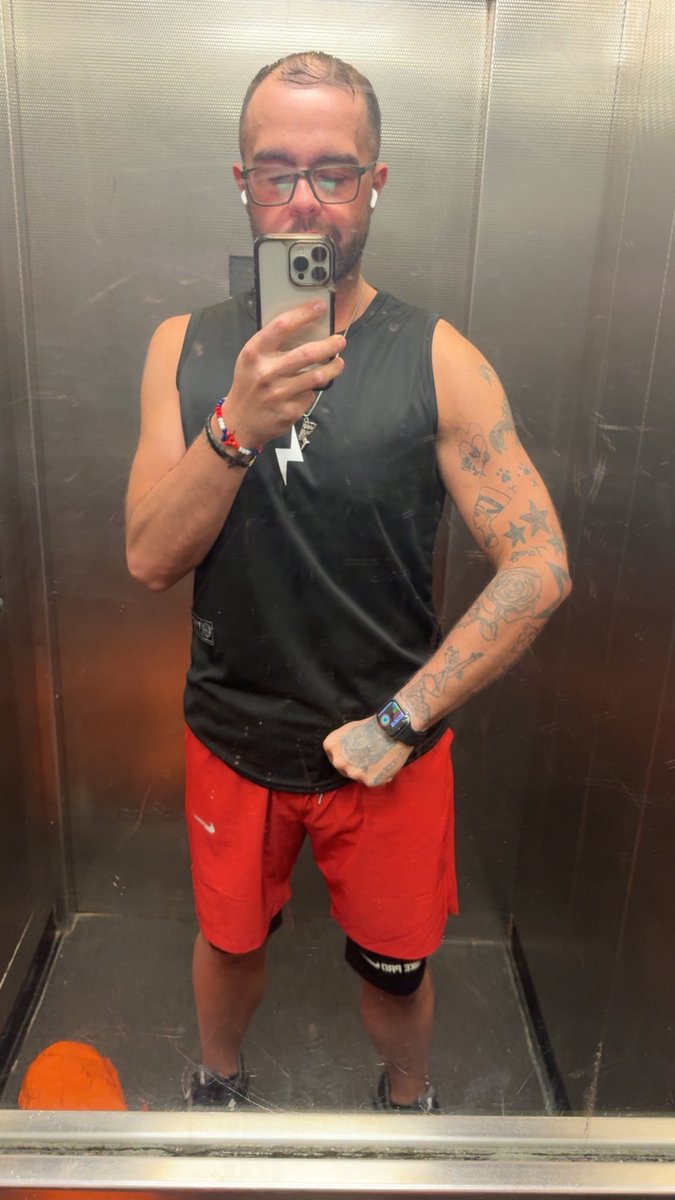 Gav4Hollanov's tweet image. Personal post for a change ! As someone who is actively changing their body for the better when I see photos like this I know my hard work is paying off ! #Hardworkpaysoff #Weightloss #Weightlossmotivation