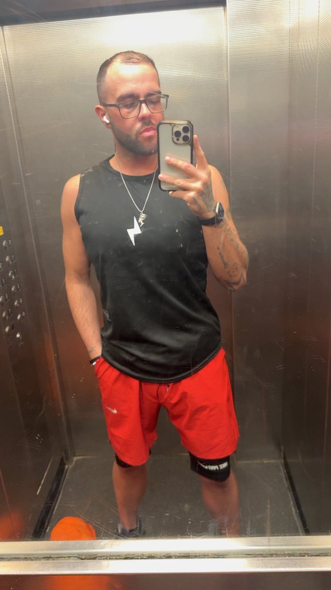 Gav4Hollanov's tweet image. Personal post for a change ! As someone who is actively changing their body for the better when I see photos like this I know my hard work is paying off ! #Hardworkpaysoff #Weightloss #Weightlossmotivation