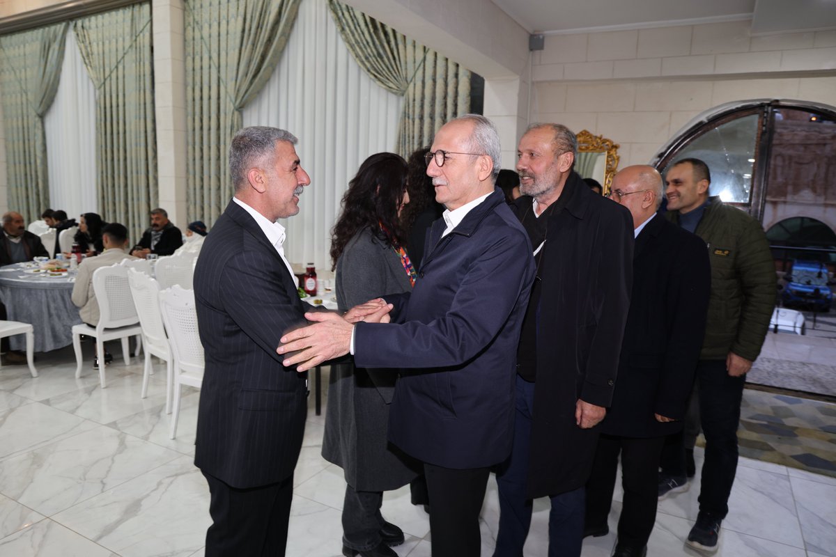 artuklubeltr's tweet photo. Artuklu’da Hoşgörü İftarı 🌙🤝

Belediyemizin iftar sofrasında; farklı inançlar, kültürler ve toplumun tüm kesimleri bir araya geldi. 

Kadir Gecesinde, Kadim kentimizin hoşgörü iklimini kardeşlik ruhuyla taçlandırdık. ✨

Biz birlikte Artuklu’yuz! 🏛️❤️

~~~

🌙🤝 Li Artukluyê Fitara Xweşbîniyê

Di sifreya fitarê ya şaredariya me de; kesên ji bawerî, çand û  hemû beşên civakî yên cuda hatin cem hev. 

Di Şeva Leyletul-Qedrê de, me hewaya xweşbîniya bajarê me yê kevnar bi rihê biratiyê tacîdar kir. ✨

Em bi hev re Artuklu ne! 🏛️❤️

~~~

🌙🤝 إفطار التسامح في آرتوكلو

اجتمعت في مائدة الإفطار التي أقامتها بلديتنا مختلف المعتقدات والثقافات وجميع فئات المجتمع.

وفي ليلة القدر توّجنا أجواء التسامح في مدينتنا العريقة بروح الأخوّة. ✨

نحن معاً آرتوكلو! 🏛️❤️

~~~

🌙🤝 ܐܦܛܪܐ ܕܣܒܪܢܘܬܐ ܒܐܪܬܘܟܠܘ

ܒܡܐܕܒܚܐ ܕܐܦܛܪܐ ܕܒܠܕܝܬܢ، ܐܬܟܢܫܘ ܐܢܫ̈ܐ ܡܢ ܗܝܡܢܘܬ̈ܐ ܘܬܪܒܝܬ̈ܐ ܡܫܚܠܦ̈ܬܐ ܘܡܢ ܟܠܗܝܢ ܦܠܓ̈ܐ ܕܚܒܪܬܐ.

ܒܠܝܠܬܐ ܕܩܕܪܐ ܟܠܠܢ ܐܘܝܪܐ ܕܣܒܪܢܘܬܐ ܕܡܕܝܢܬܢ ܥܬܝܩܬܐ ܒܪܘܚܐ ܕܐܚܘܬܐ. ✨

ܚܢܢ ܟܠܢ ܐܪܬܘܟܠܘ! 🏛️❤️
