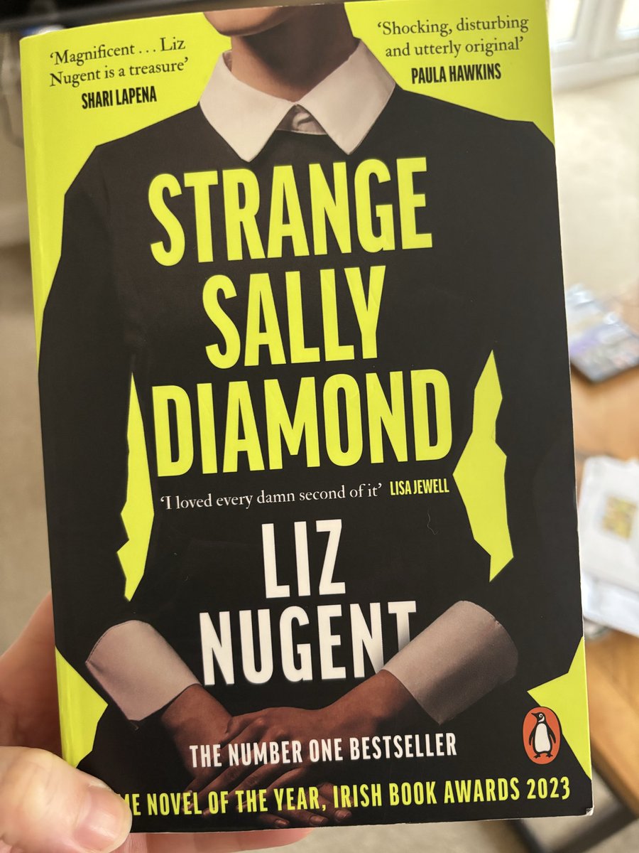 Jennie loves books tweet media