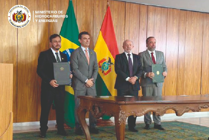 Bolivia_MHE's tweet photo. ¡Día histórico en Brasilia! 🇧🇴🇧🇷 Se formaliza el acuerdo que posiciona nuevamente a Bolivia como el corazón energético de Sudamérica. Junto al Pdte. Rodrigo Paz y Lula da Silva sellamos una alianza estratégica para la soberanía y cooperación regional. #SiempreBolivia https://t.co/KypaXwCTDG