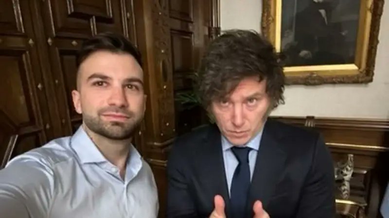 eldestapeweb's tweet photo. ⭕️ Exclusivo: el audio y los chats que revelan pagos de Novelli a Javier y Karina Milei

Por Nicolás Lantos ✍️
➡️ https://t.co/WOp17OXJfk https://t.co/3byGkpljqO